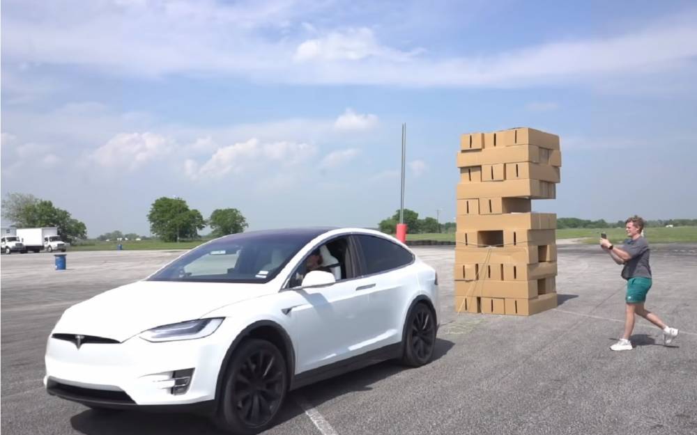 Tesla Model X играет в Дженгу - zr.ru