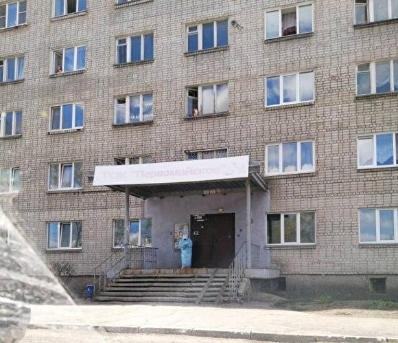 «Привлечена полиция». На Урале из-за подозрения на COVID-19 у жильца изолировали общежитие - znak.com - Уральск