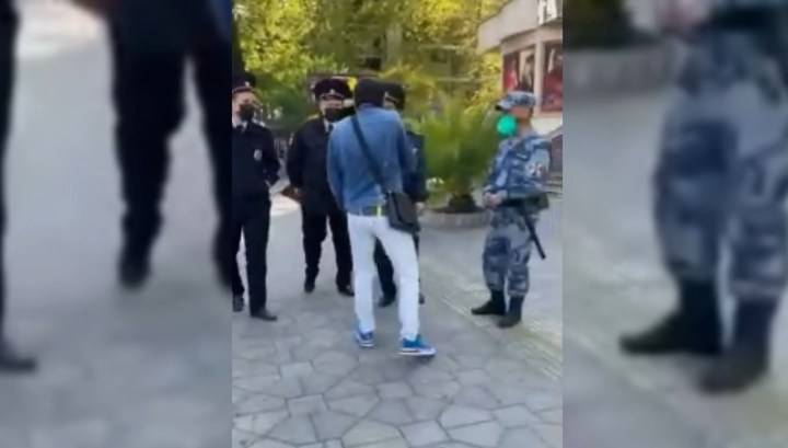 Осадившему полицейских жителю Сочи выписали штраф - vesti.ru - Москва - Россия - Сочи - Адлер