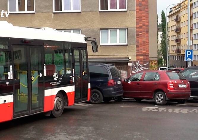 Покатившийся без водителя автобус повредил припаркованные авто в Праге - vinegret.cz - Чехия - Прага