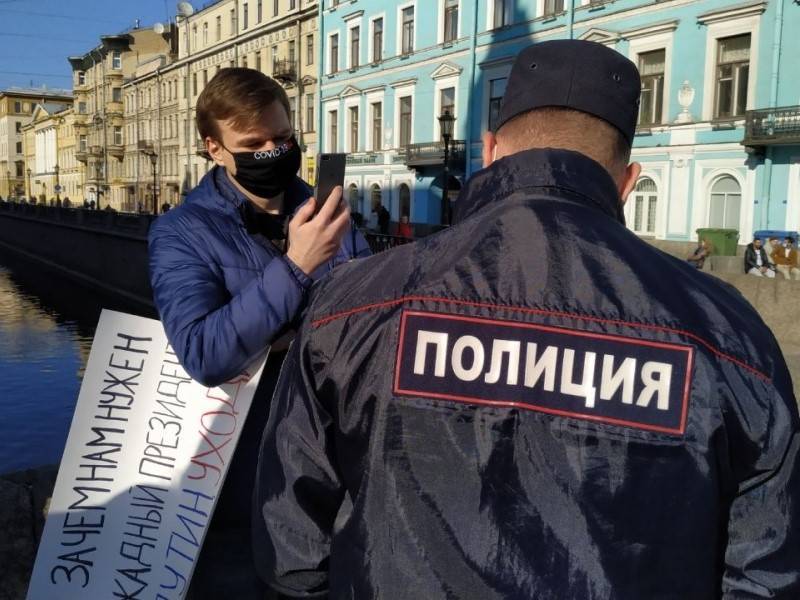 В Петербурге задержали активиста с плакатом "Зачем нам нужен жадный президент?" - sobesednik.ru - Санкт-Петербург