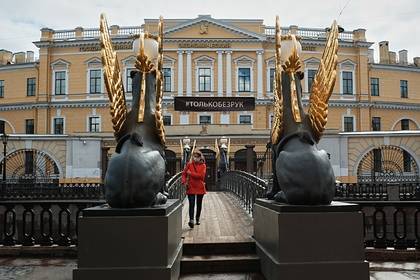 Сергей Собянин - Александр Беглов - В Петербурге продлили режим самоизоляции и обязали жителей носить маски - lenta.ru - Москва - Россия - Санкт-Петербург