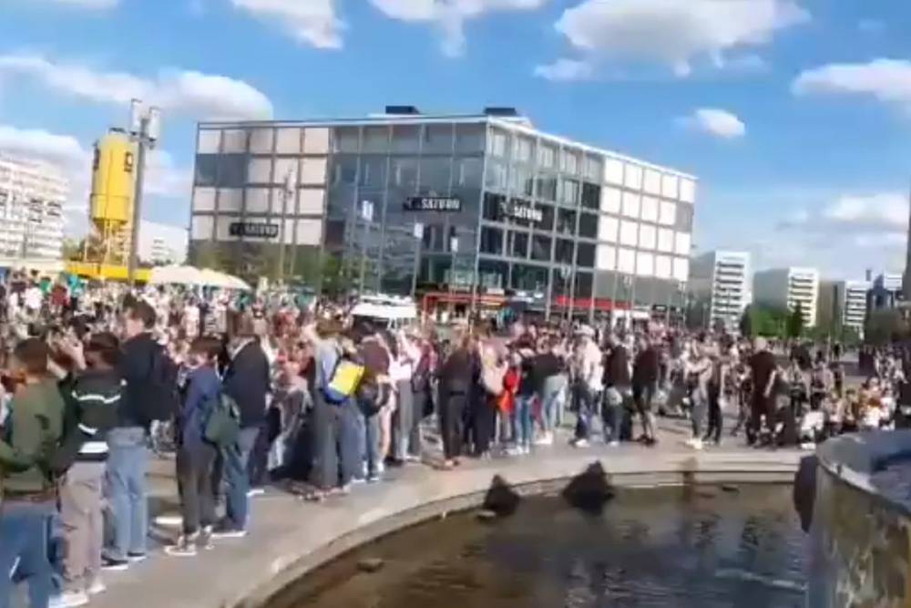 Роза Люксембург - Свыше 130 человек задержали на акции против ограничений в Берлине - mk.ru - Германия - Берлин - Люксембург
