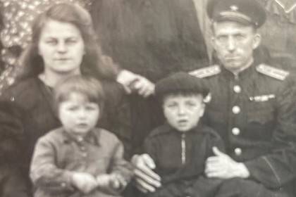 Милла Йовович - Александр Логинов - Милла Йовович рассказала о своих русских бабушке и дедушке-ветеранах - lenta.ru - США - Берлин