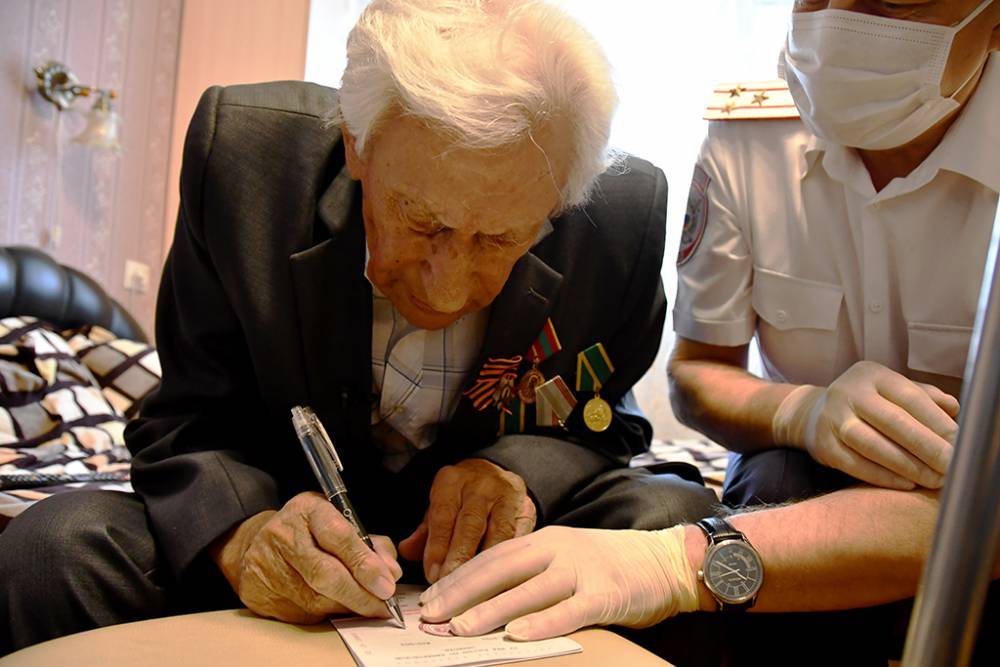 Ирина Волк - В Кузбассе полицейские помогли 94-летнему ветерану получить российское гражданство - gazeta.a42.ru - Россия - Казахстан - Кемеровская обл. - Гражданство