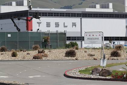 Илон Маск - Tesla возобновит работу завода в США вопреки запрету властей - lenta.ru - США - шт. Калифорния