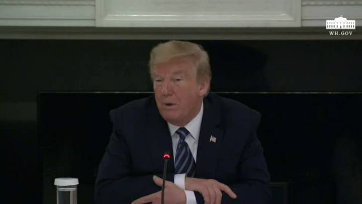 Дональд Трамп - Майк Пенс - Коронавирус пробирается в ближайшее окружение Трампа - vesti.ru
