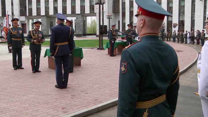 Сергей Шойгу - Сергей Шойгу вручил дипломы будущим полководцам - vesti.ru - Россия