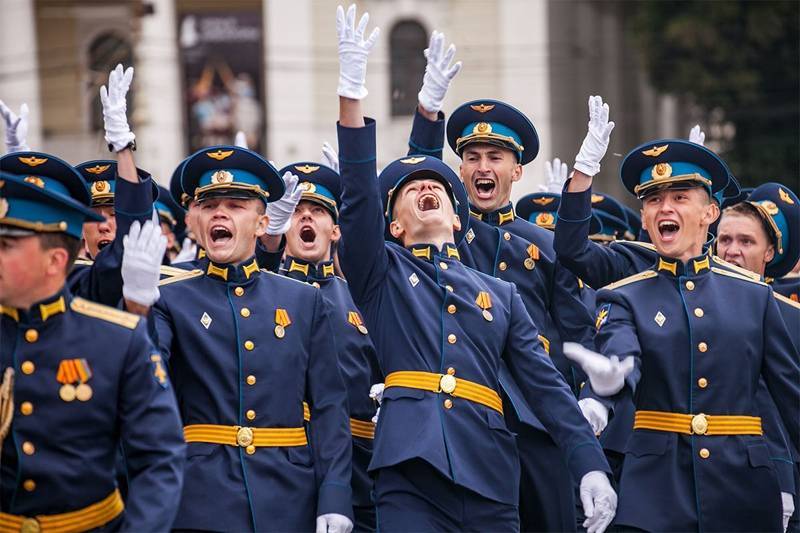 Выпускники военных вузов получили офицерские погоны в День Победы - tvc.ru - Россия - Санкт-Петербург - Рязань - Владивосток
