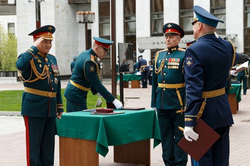 Сергей Шойгу - Армейский строй пополнили 12 тысяч младших командиров - pravdoryb.info - Россия