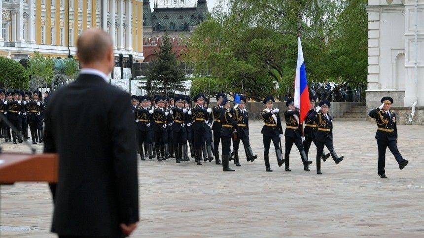 Владимир Путин - Путин провел смотр Президентского полка в День Победы - 5-tv.ru - Россия