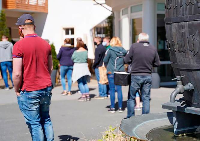 Немецкая пивоварня из-за коронавируса бесплатно раздала 2600 литров пива - vinegret.cz - Германия