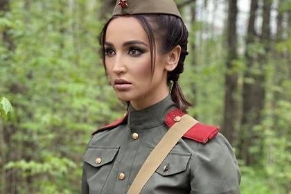 Ольга Бузова - Бузову затравили в сети за фотосессию в военной форме - lenta.ru - Россия