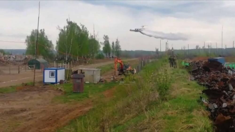 Авиация МЧС тушит пожар на бывшем арсенале вооружений в Удмуртии. - riafan.ru - Россия - респ. Удмуртия
