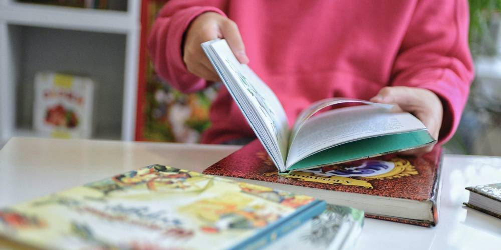 Библиотекарь посоветовала шесть книг для чтения с детьми разного возраста - vm.ru
