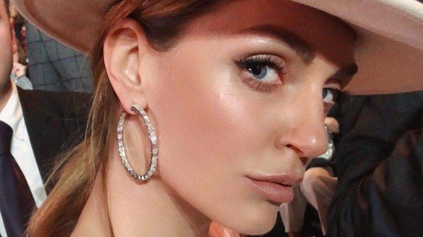 Александра Савельева - Фото с закрытой вечеринки: Савельева на яхте прижалась к ягодицам подруги - 5-tv.ru