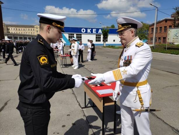 Александр Носатов - В «Сквере адмиралов» вручали офицерские погоны и кортики - vpk-news.ru - Калининград