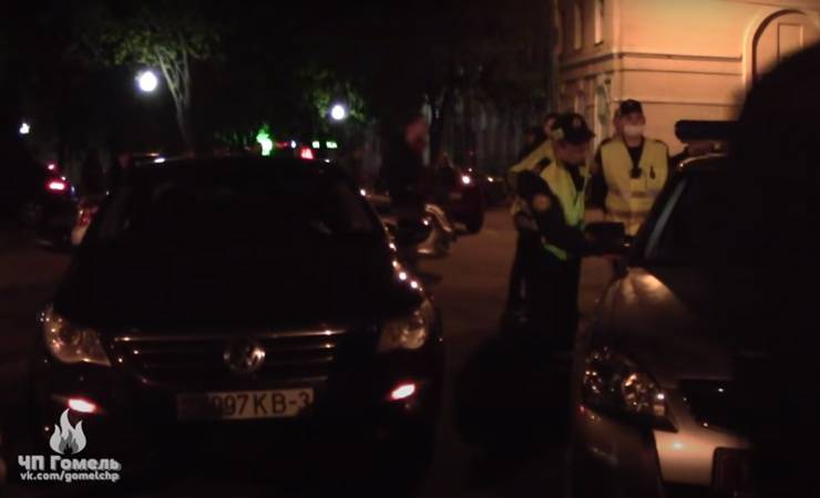«Пацаны чисто толкают, сотрудника давят». В Гомеле на Площади Восстания автолюбители устроили алко-пати, а потом и разборки с милицией - gomel.today - Гомель