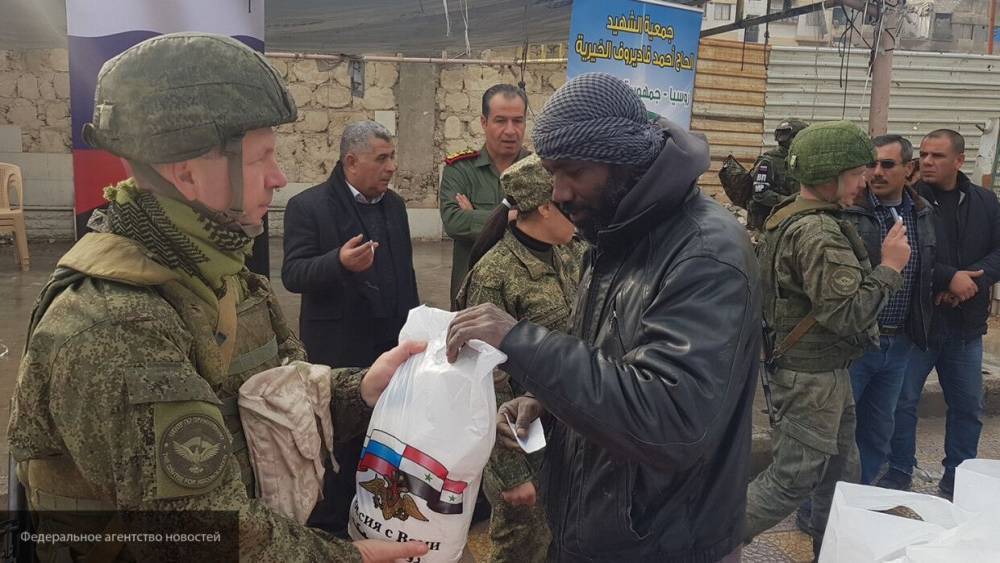 Российские военные в Сирии начали распределять очередную партию гумпомощи - polit.info - Россия - Сирия - Тартус - провинция Дейр-Эз-Зор