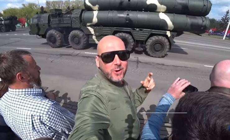 Блогер - Популярный британский блогер снял смешной ролик про парад в Минске - gomel.today - Белоруссия - Минск