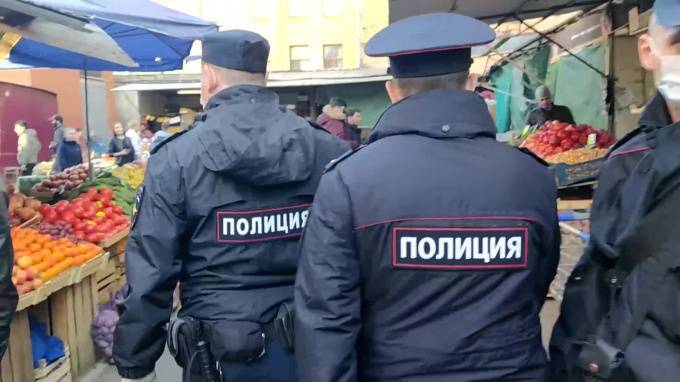 Полиция задержала арендатора, устроившего на Сенном рынке "толкучку" - piter.tv - Россия - Санкт-Петербург