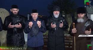Рамзан Кадыров - Ахмат Кадыров - Чеченские чиновники в День траура и скорби проигнорировали правила карантина - kavkaz-uzel.eu - респ. Чечня