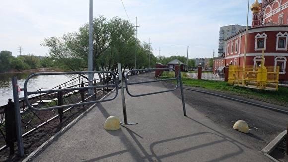 Курганцы продолжают ломать ограждения, закрывающие входы в скверы, парки и набережную - znak.com - Россия - Курганская обл. - Курган