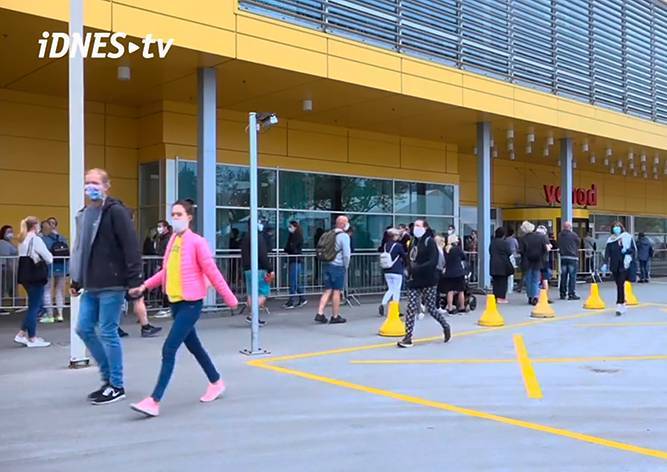 В пражский магазин IKEA выстроилась очередь: видео - vinegret.cz - Чехия - Прага