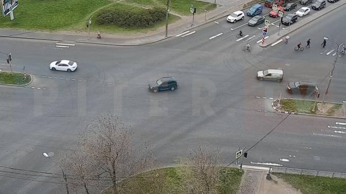 На перекрестке Московского шоссе и Дунайского проспекта легковушку оставили без колеса - piter.tv