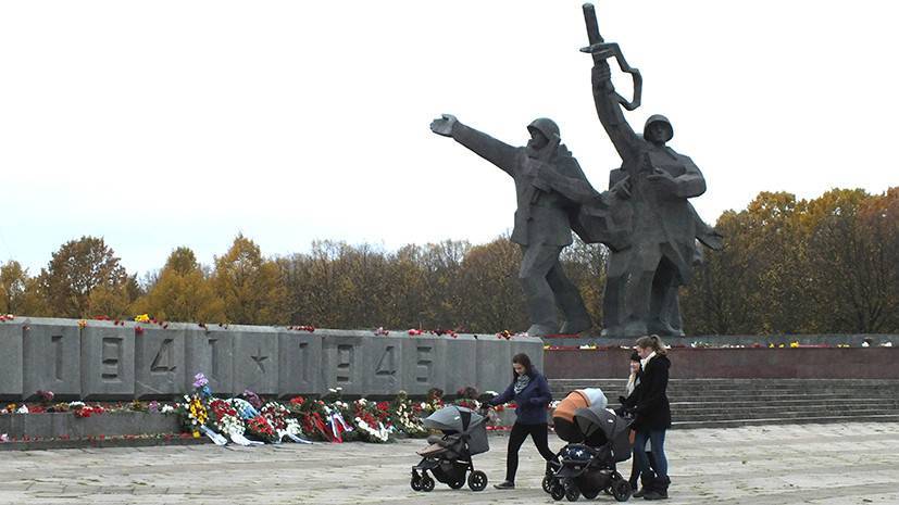 Владимир Путин - Около 60 тысяч рижан возложили цветы к памятнику Освободителям - russian.rt.com - Москва - Россия - Рига