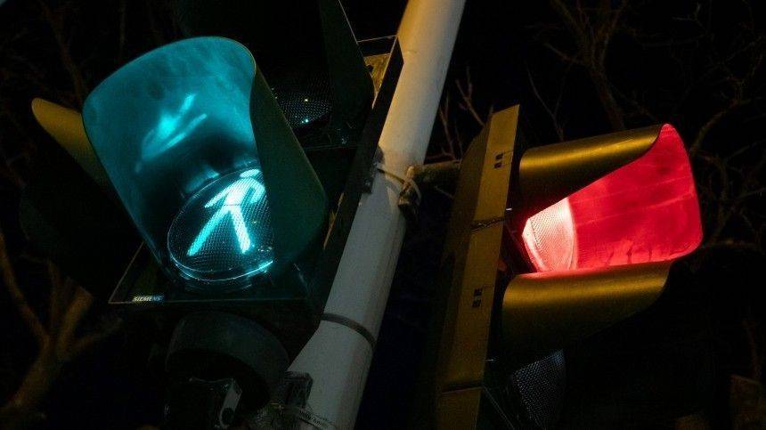 Опрокинутый светофор спас жизни пассажирам влетевшего в него авто - 5-tv.ru - Севастополь