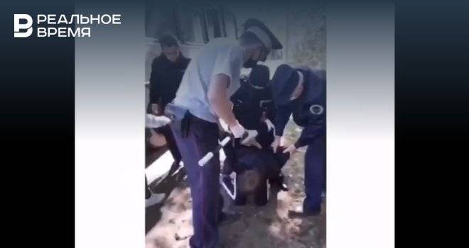 В Сети появилось видео задержания в Зеленодольске двоих пассажиров без маски - realnoevremya.ru - Зеленодольск