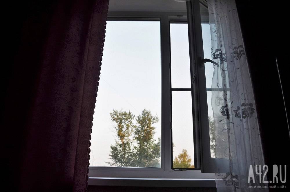 В Кузбассе за выходные пять человек выпали из окон: есть погибшие - gazeta.a42.ru