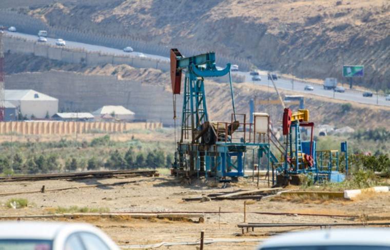 Цены на нефть растут на новостях о сокращении добычи сырья - news.ru - Китай - Саудовская Аравия - Эмираты - Кувейт
