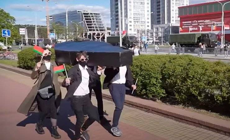 В Минске активисты получили сутки за акцию с гробом на параде - gomel.today - Гана - Минск