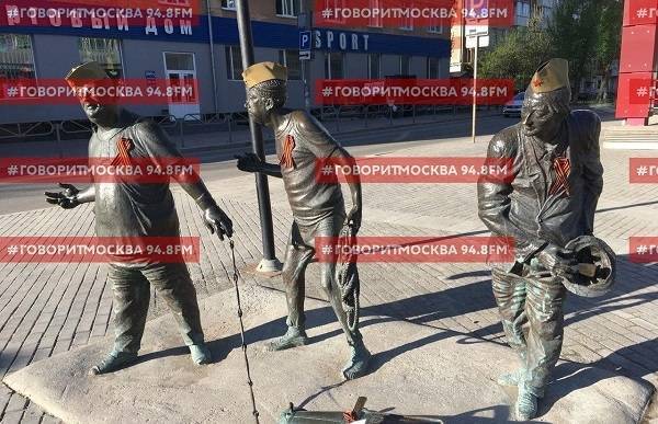 В Перми украсили георгиевскими лентами памятник Трусу, Балбесу и Бывалому - govoritmoskva.ru - Москва - Пермь