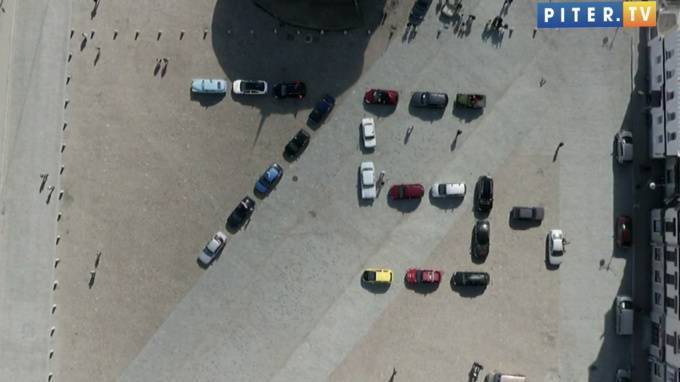 Участники Выборгского автопробега выстроились в форме цифры "75" в День Победы - piter.tv