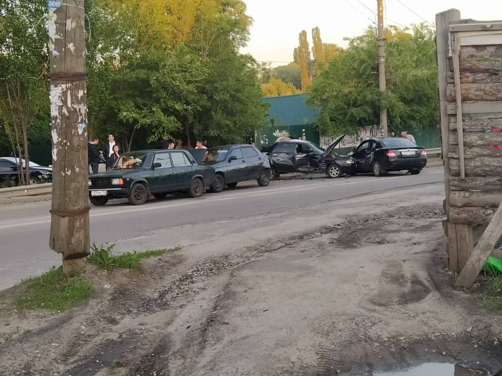 Четыре авто столкнулись паровозиком: пострадали трое 18-летних воронежцев - moe-online.ru - Воронеж