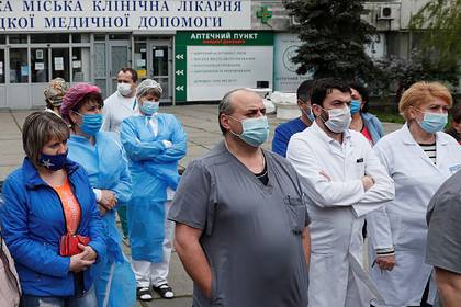 Максим Степанов - На Украине за сутки почти 90 медиков заразились коронавирусом - lenta.ru - Украина - Киев - Черновицкая обл.