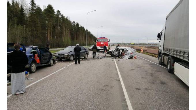 При столкновении трех автомобилей на "Коле" погиб пенсионер и пострадал ребенок - piter.tv - Ленинградская обл. - Санкт-Петербург - р-н Кировский