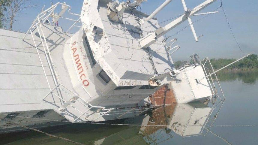 В Омске на Иртыше перевернулось судно. Произошла утечка нефтепродуктов - 5-tv.ru - Омск