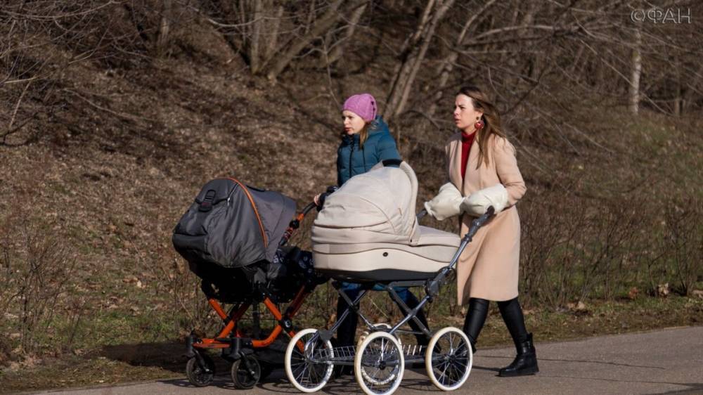 Антон Котяков - В Минтруде объяснили, кто сможет получить допподдержку на детей до трех лет - riafan.ru - Москва - Россия