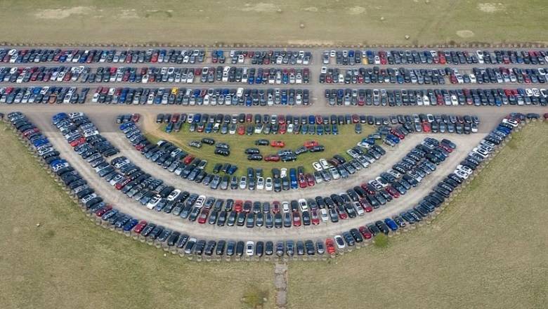 Нераспроданные из-за карантина автомобили заполонили британские аэродромы - newizv.ru - Англия - Лондон - Великобритания