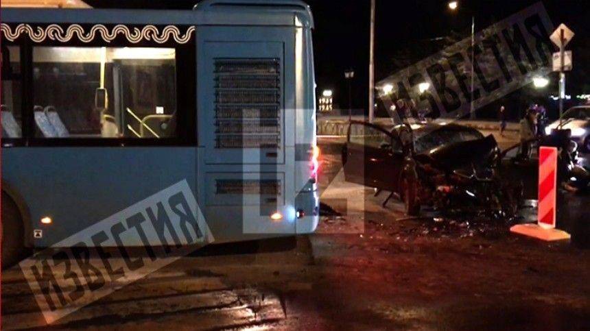 Видео: легковушка влетела в автобус в Новой Москве, один человек погиб - 5-tv.ru - Москва