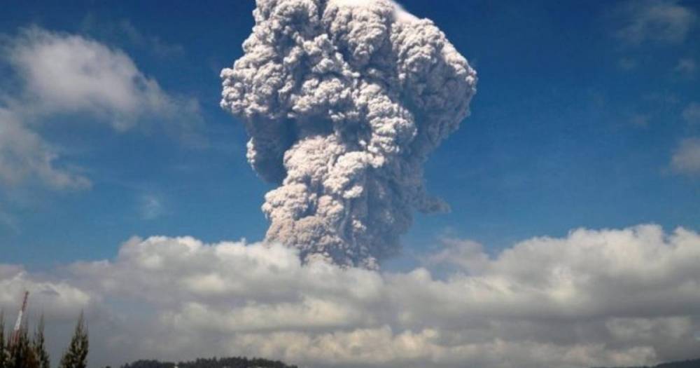 Вулкан Эбеко на Курилах выбросил пепел на высоту 3,5 километра - ren.tv - Россия - Сахалинская обл. - Северо-Курильск