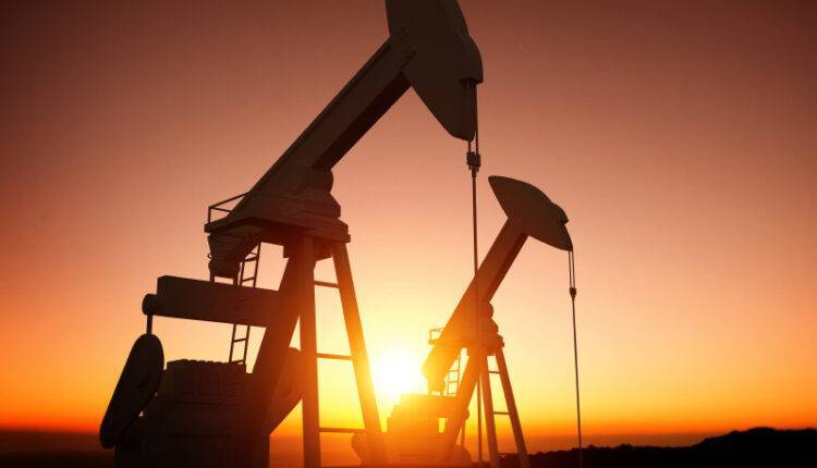 Цены на нефть пошли вверх на новостях о дополнительном сокращении добычи Саудовской Аравией - newtvnews.ru - Лондон - Саудовская Аравия - Нью-Йорк