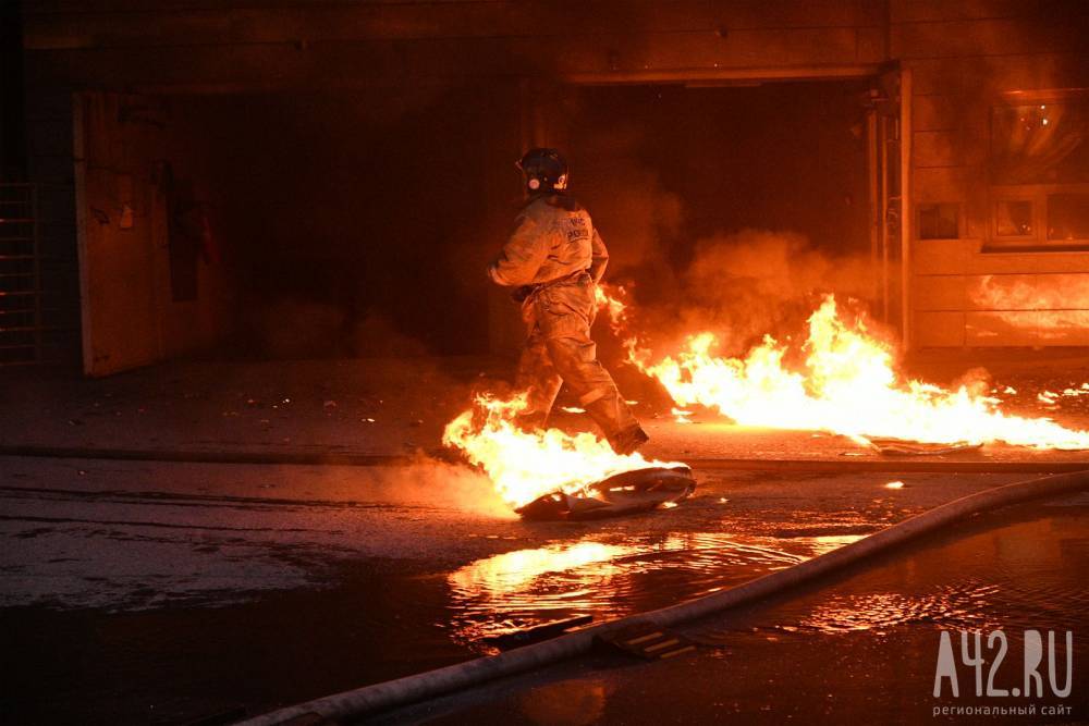В Кузбассе загорелся гараж с автомобилем - gazeta.a42.ru - Березовск
