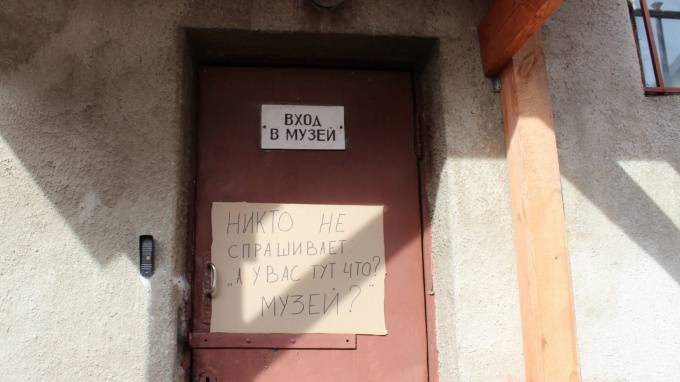 "Это надежда на то, что все это когда-нибудь закончится". Главный художник Музея самоизоляции в Ленобласти рассказал об экспонатах - piter.tv - Ленинградская обл.