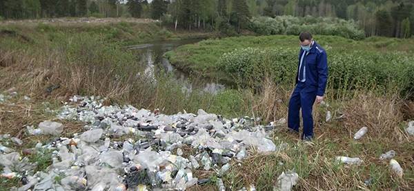 В водоохранной зоне на Среднем Урале нашли свалку бутылок с просроченной газировкой - nakanune.ru - Свердловская обл.
