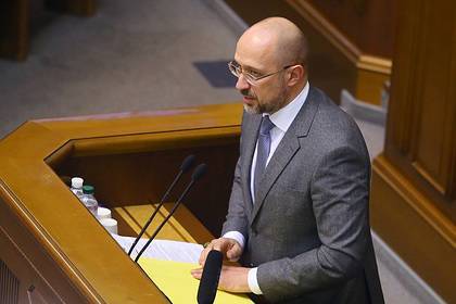 Владимир Зеленский - Денис Шмыгаль - Украинский премьер высказался о запрете выезжать за границу - lenta.ru - Украина